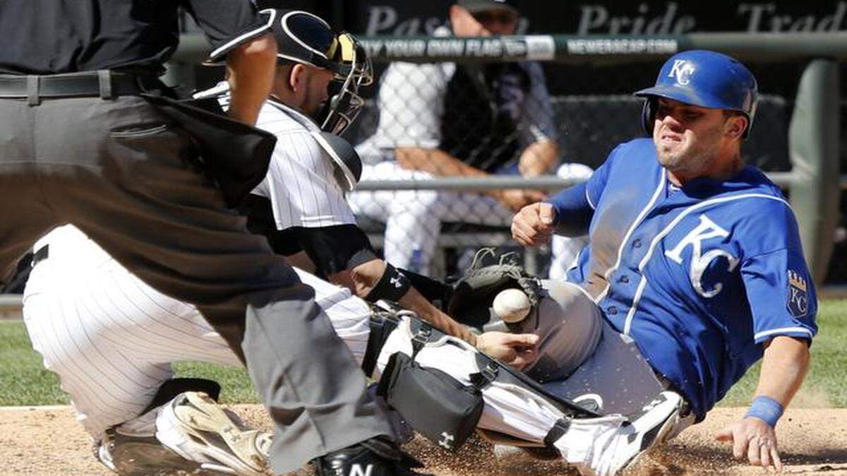 
The Royals’ Mike Moustakas knocked the ball out of the glove of White Sox catcher Tyler Flowers in the ninth inning, allowing Moustakas to score what turned out to be the game-winning run in a 2-1 Royals win on Wednesday in Chicago.
