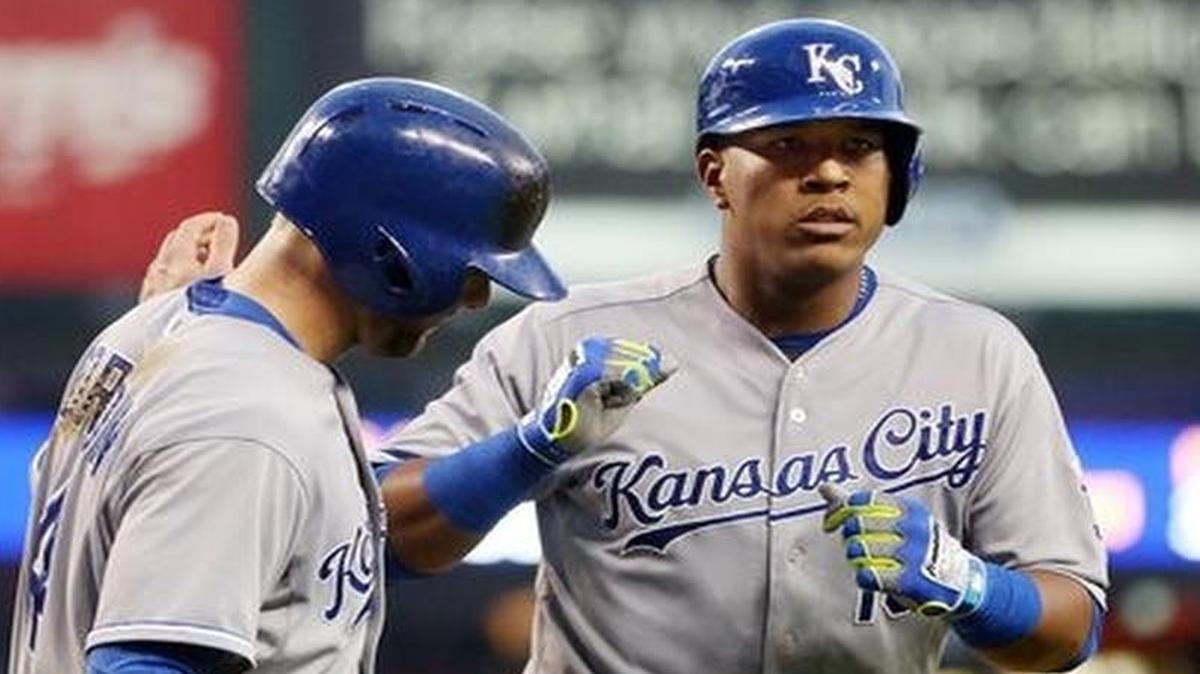 
The Royals' Salvador Perez (right0 was congratulated by Alex Gordon after hitting a two-run homer during the fourth inning of Friday’s baseball game against the Tigers in Detroit.
