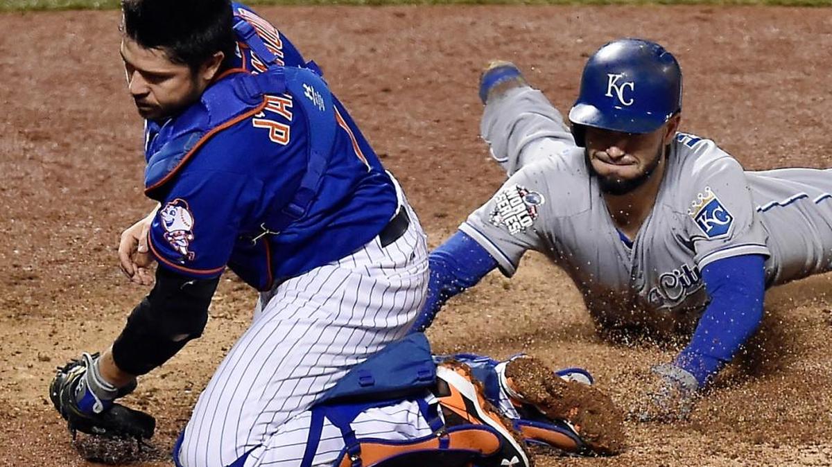 Mets catcher Travis d’Arnaud couldn’t handle a wide throw as the Royals’ Eric Hosmer scored the tying run in the ninth inning Sunday.
