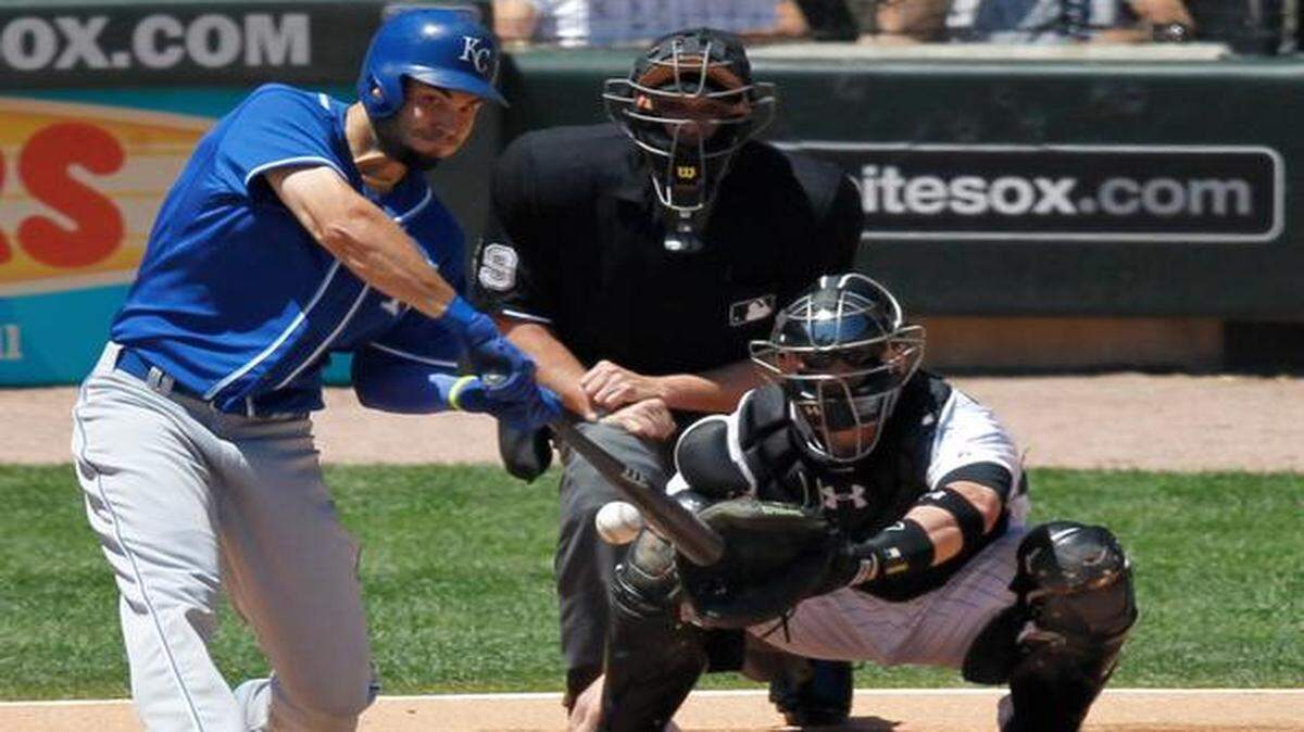 
The Royals’ Eric Hosmer hit a sacrifice fly, scoring Lorenzo Cain, in the first inning Wednesday against the White Sox in Chicago, but Hosmer had to leave the game in the eighth inning because of a lack of strength in his right hand. He had irritated the injury during a check-swing in his second at-bat, and after his third he informed manager Ned Yost that he could not swing the bat with confidence. 

