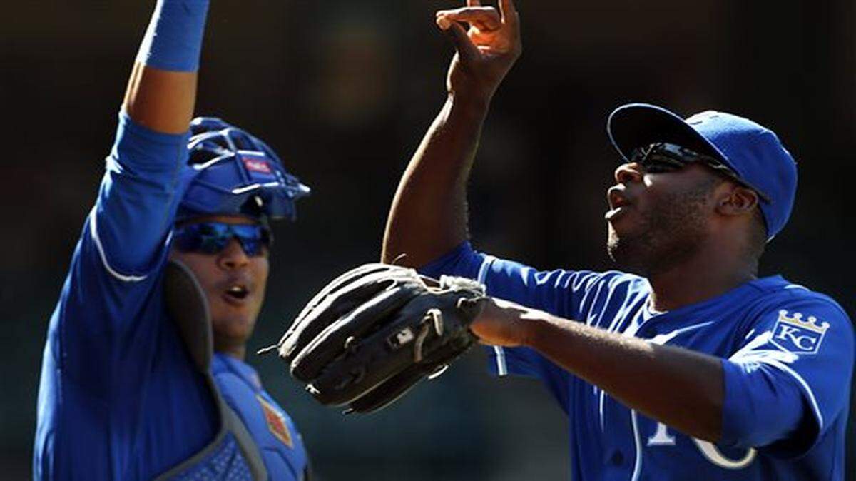 
Kansas City Royals' Lorenzo Cain, right, and catcher Salvador Perez celebrate after a 9-2 win over the Los Angeles Angels in a baseball game, Sunday, April 12, 2015, in Anaheim, Calif. (AP Photo/Christine Cotter)
