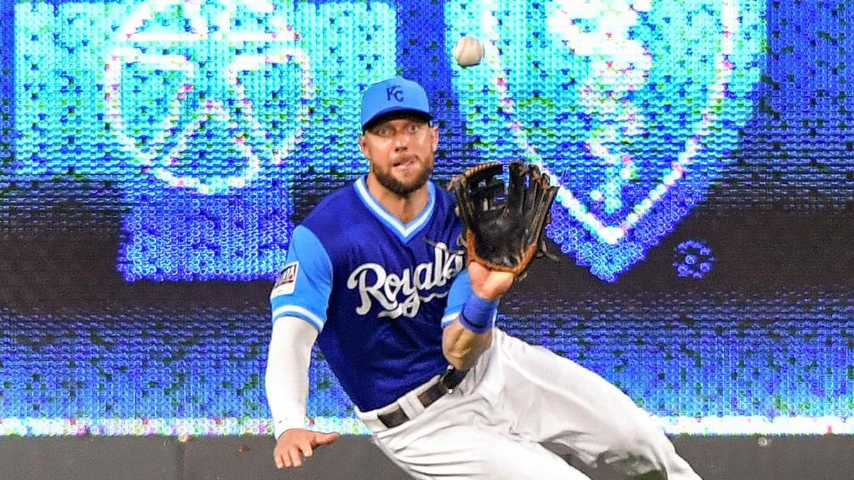 A few days after winning his sixth Gold Glove award, Kansas City Royals outfielder Alex Gordon has taken home another honor, the Wilson defensive player of the year.
