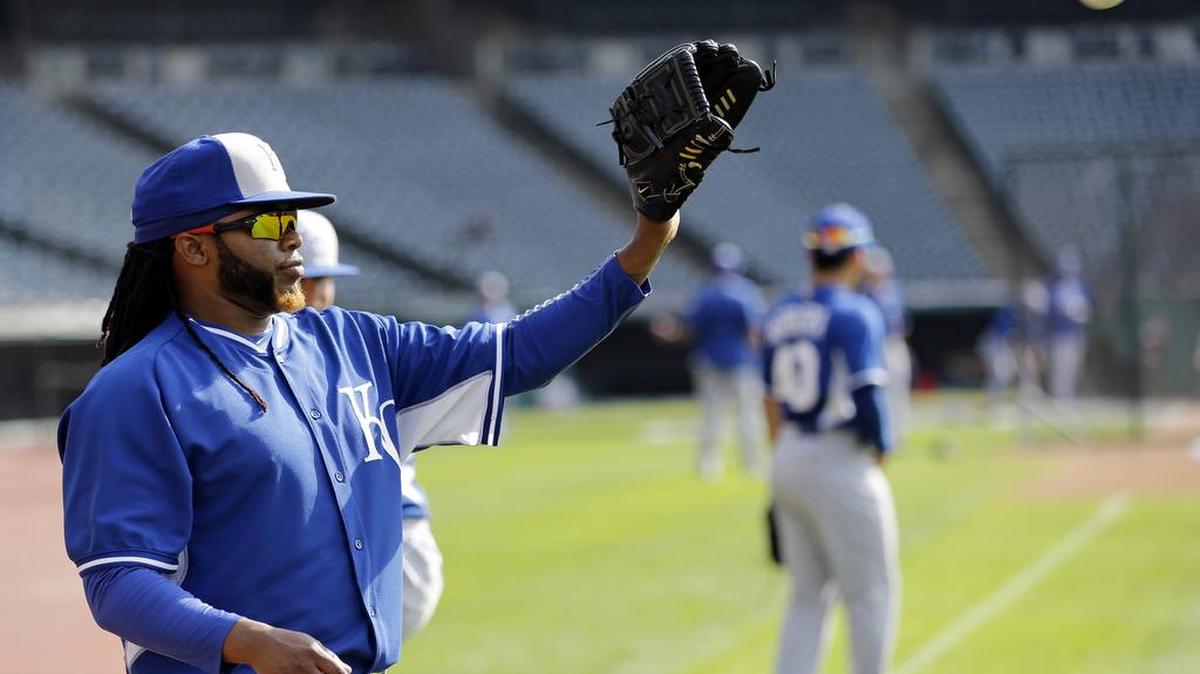 
Kansas City Royals Johnny Cueto warms up before the Royals play the Cleveland Indians in a baseball game, Tuesday, July 28, 2015, in Cleveland. (AP Photo/Tony Dejak)
