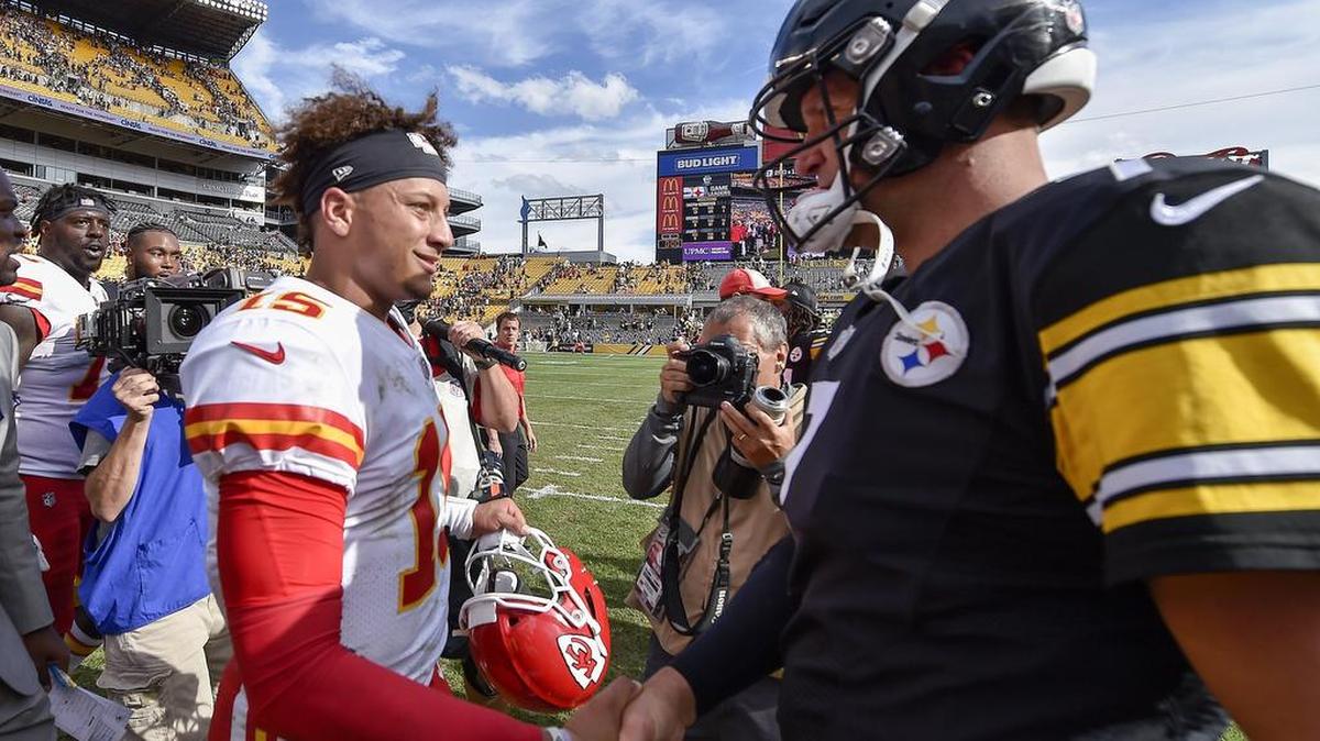 Chiefs quarterback Patrick Mahomes, left, was congratulated by Steelers quarterback Ben Roethlisberger after the Chiefs’ 42-37 win at Heinz Field in Pittsburgh in 2018.
