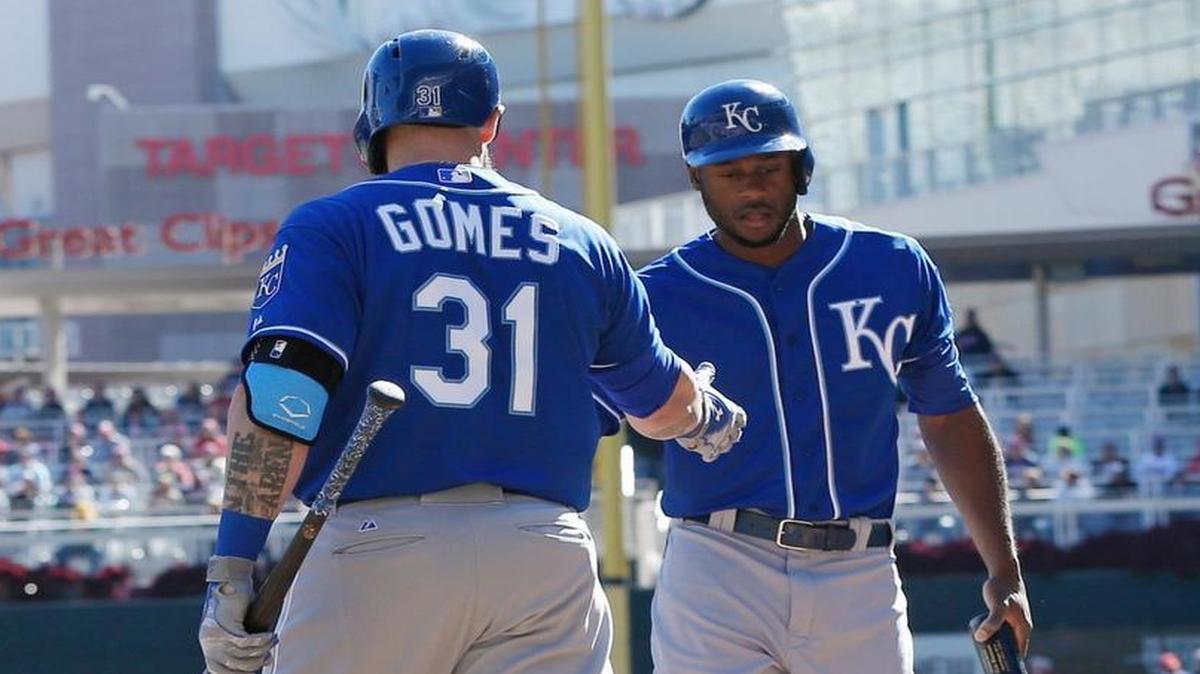 
The Royals’ Lorenzo Cain (right) was greeted by Jonny Gomes after Cain scored on a double by Eric Hosmer during Saturday’s baseball game against the Twins in Minneapolis. 
