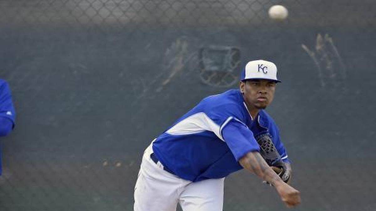 
Kansas City Royals pitching coach Dave Weiland watched pitcher Yordano Ventura during Sunday’s spring training workout in Surprise, Ariz.
