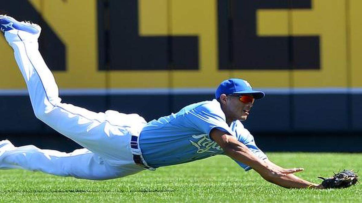 
Royals right fielder Justin Maxwell (27) made a diving catch for an out against the Texas Rangers last September at Kauffman Stadium.
