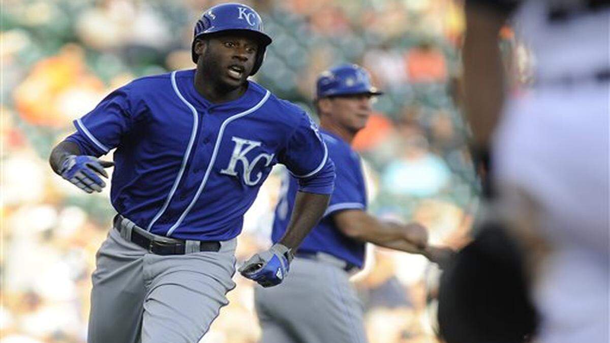 
Kansas City Royals Lorenzo Cain runs toward home plate for an inside-the-park two-run homer in the seventh inning against the Detroit Tigers during their Major League Baseball game at Comerica Park in Detroit, Monday, Sept. 8, 2014. (AP Photo/Lon Horwedel)
