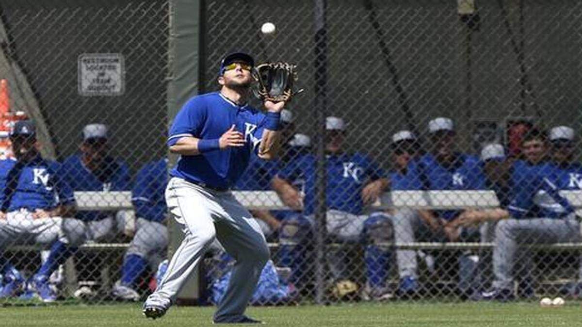 
Royals left fielder Alex Gordon catches a fly ball in front of the bullpen during Monday’s spring training game against the Rangers in Surprise, Ariz.
