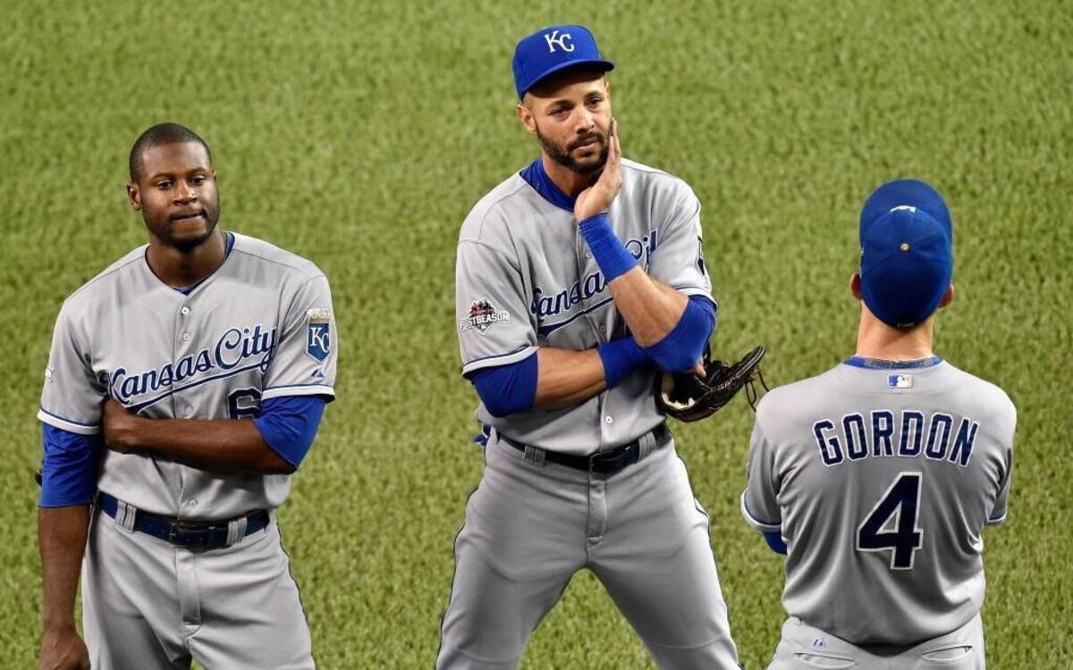 
Outfielders Lorenzo Cain (left), Alex Rios (middle) and Alex Gordon wait out a pitching change from Johnny Cueto to reliever Kris Medlen Monday night.
