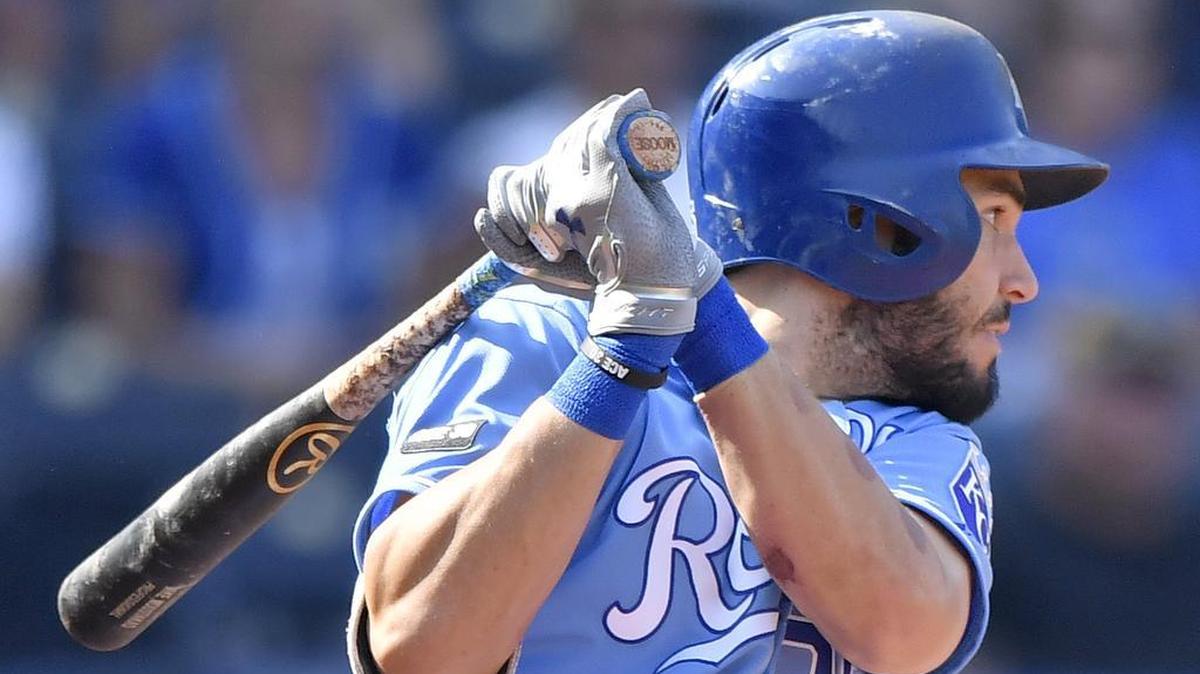 Eric Hosmer, using Mike Moustakas’ bat, with the Royals during a game in 2017.