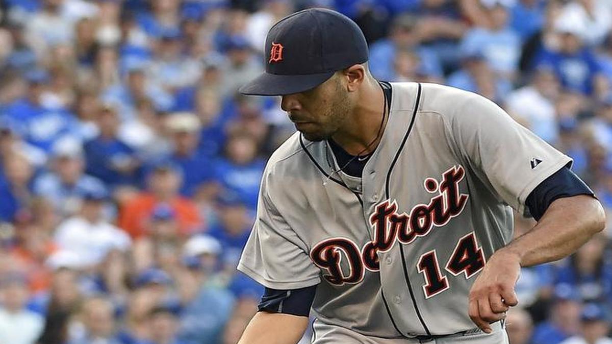 
Detroit Tigers starting pitcher David Price (14) picked up a grounder and reached first ahead of the Royals’ Salvador Perez to end the second inning Saturday night at Kauffman Stadium.
