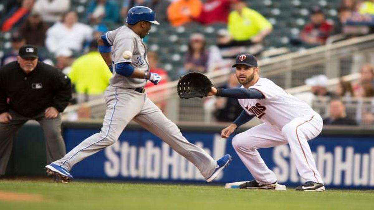 
Twins first baseman Joe Mauer (right) took the throw as the Royals’ Alcides Escobar retreated to the bag in the first inning Wednesday night at Target Field in Minneapolis. The Twins beat the Royals 3-1, Kansas City’s first loss in eight games this season.
