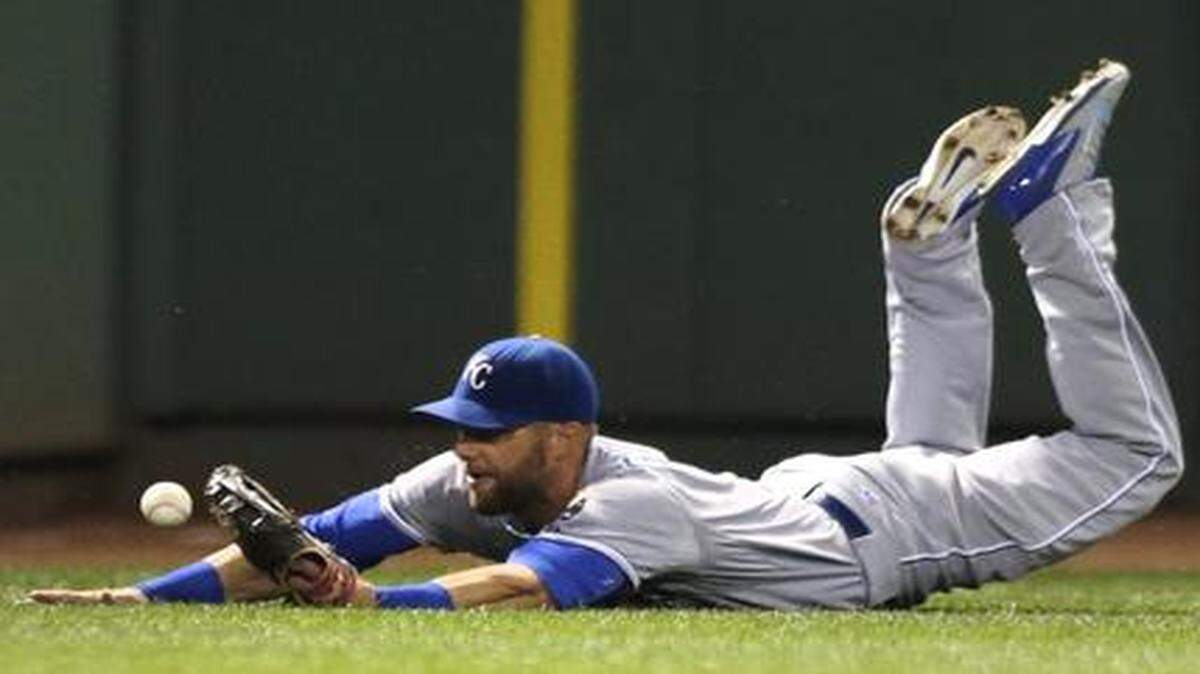 
Royals left fielder Alex Gordon dives but can't make the play on a single by the Red Sox's Daniel Nava during Friday’s baseball game in Boston.
