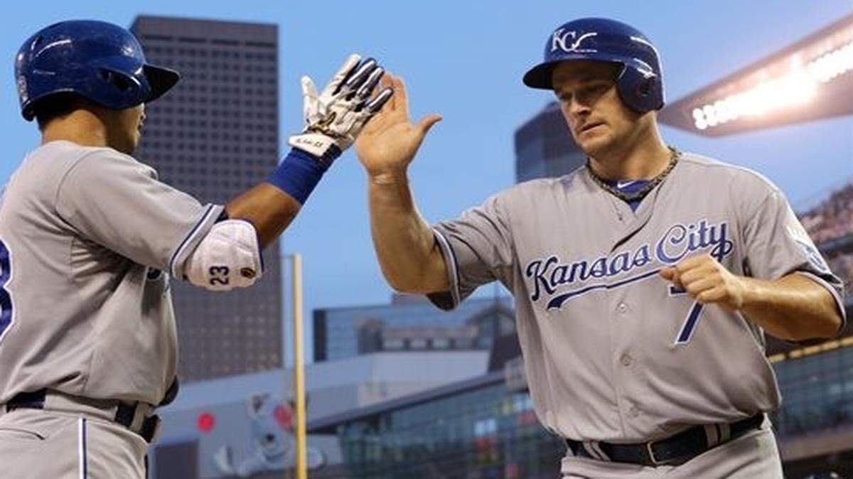 
Royals designated hitter Josh Willingham ( right) is congratulated by teammate Nori Aoki after scoring on a two-run triple by Alcides Escobar off Twins pitcher Ricky Nolasco in the fourth inning of Friday’s baseball game in Minneapolis. Willingham drove in three runs with a bases-loaded double in the inning.
