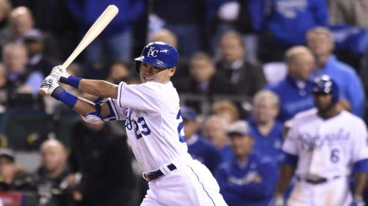 
The Royals’ Norichika Aoki singled, scoring Salvador Perez during the second inning against the San Francisco Giants in game six of the World Series on Tuesday at Kauffman Stadium in Kansas City, Mo.
