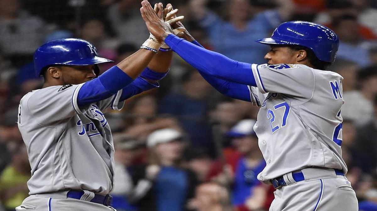 The Royals’ Raul Mondesi (right) and Alcides Escobar celebrated after scoring on Alex Gordon’s double in the eighth inning that gave KC the lead Saturday night in Houston. The Royals added four more runs in the inning and beat the Astros 7-3.