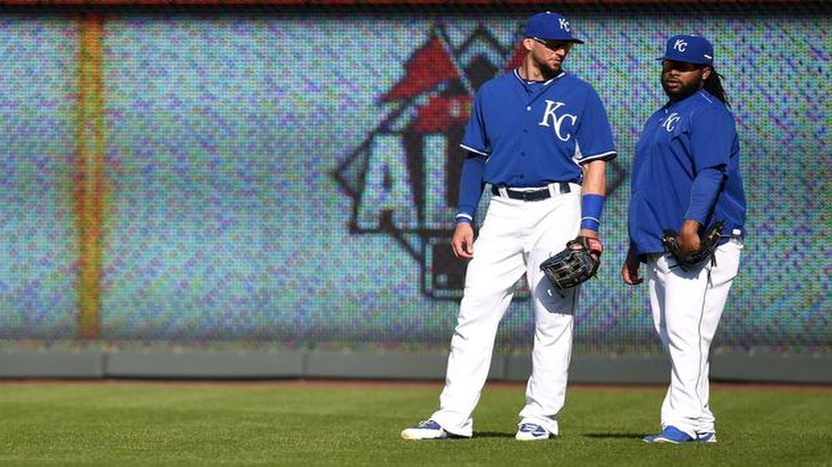 
Kansas City Royals right fielder Paulo Orlando (left) talked with Game 2 starter Johnny Cueto on Thursday.
