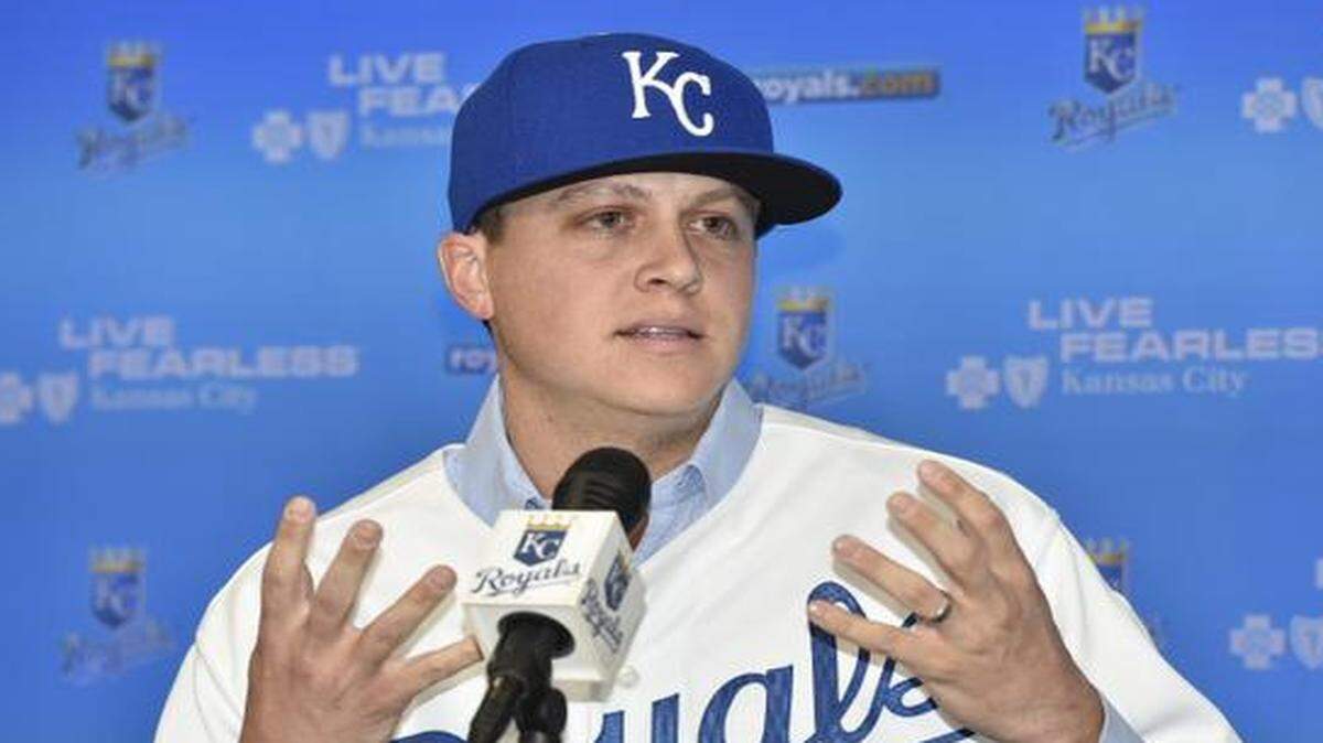
New Royals pitcher Kris Medlen, who is still rehabbing from elbow surgery, said “I feel like I have a lot of baseball left to play,” during an introductory news conference Thursday at Kauffman Stadium.

