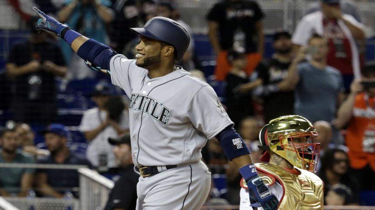 The American League’s Robinson Cano gestured to his team after hitting a home run in the 10th inning of Tuesday night’s All-Star Game.
