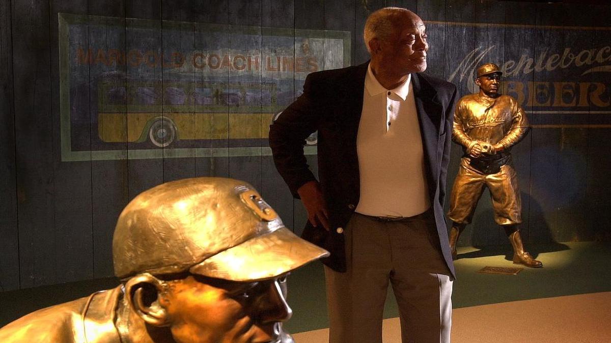 Monte Irvin visited the Negro Leagues Baseball Museum in Kansas City in 2004. That year he received the Jackie Robinson Award for lifetime achievement from the museum.