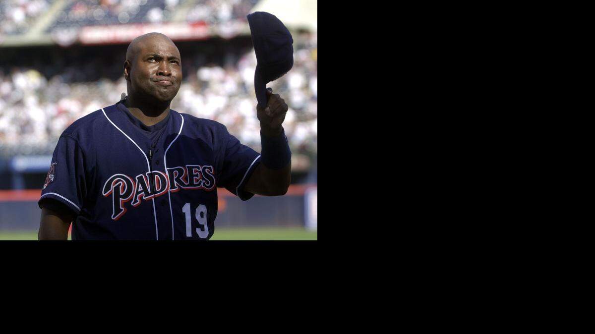 
Tony Gwynn got a standing ovation before his last game in 2001.
