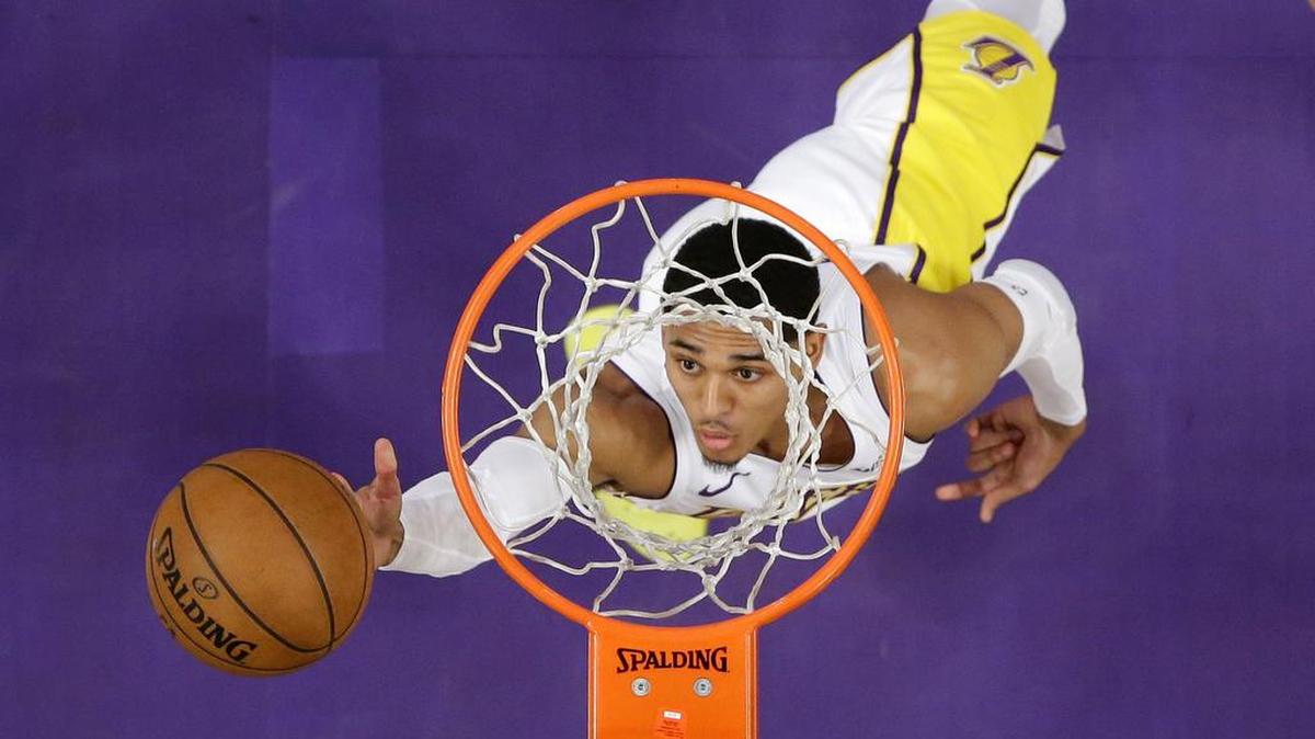 Los Angeles Lakers guard Jordan Clarkson shoots during the second half of a NBA game against the Atlanta Hawks, Sunday, Jan. 7, 2018, in Los Angeles. The Lakers won 132-113.