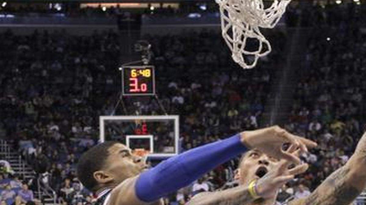 
While with the Miami Heat last yaer, Michael Beasley put up for a shot as Orlando Magic players Tobias Harris (left) Victor Oladipo (center) and Jameer Nelson tried to defend.
