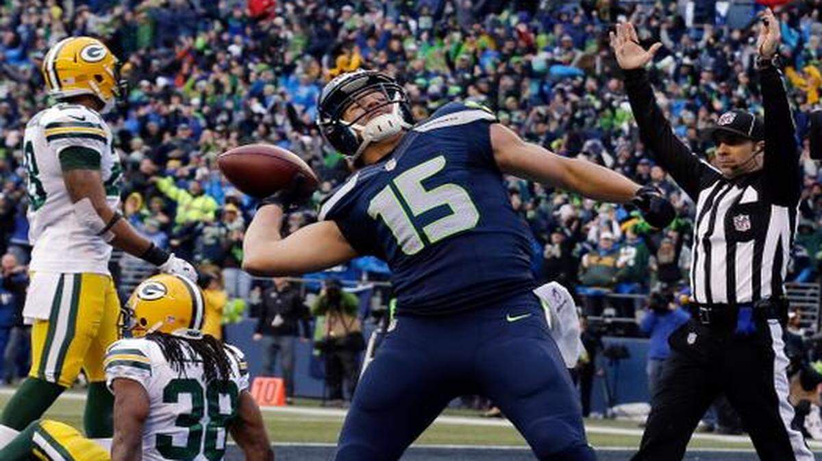 
Seattle’s Jermaine Kearse celebrated after catching the touchdown pass in overtime that beat the Green Bay Packers 28-22 for the NFC Championship and earned the Seahawks a second straight berth in the Super Bowl.

