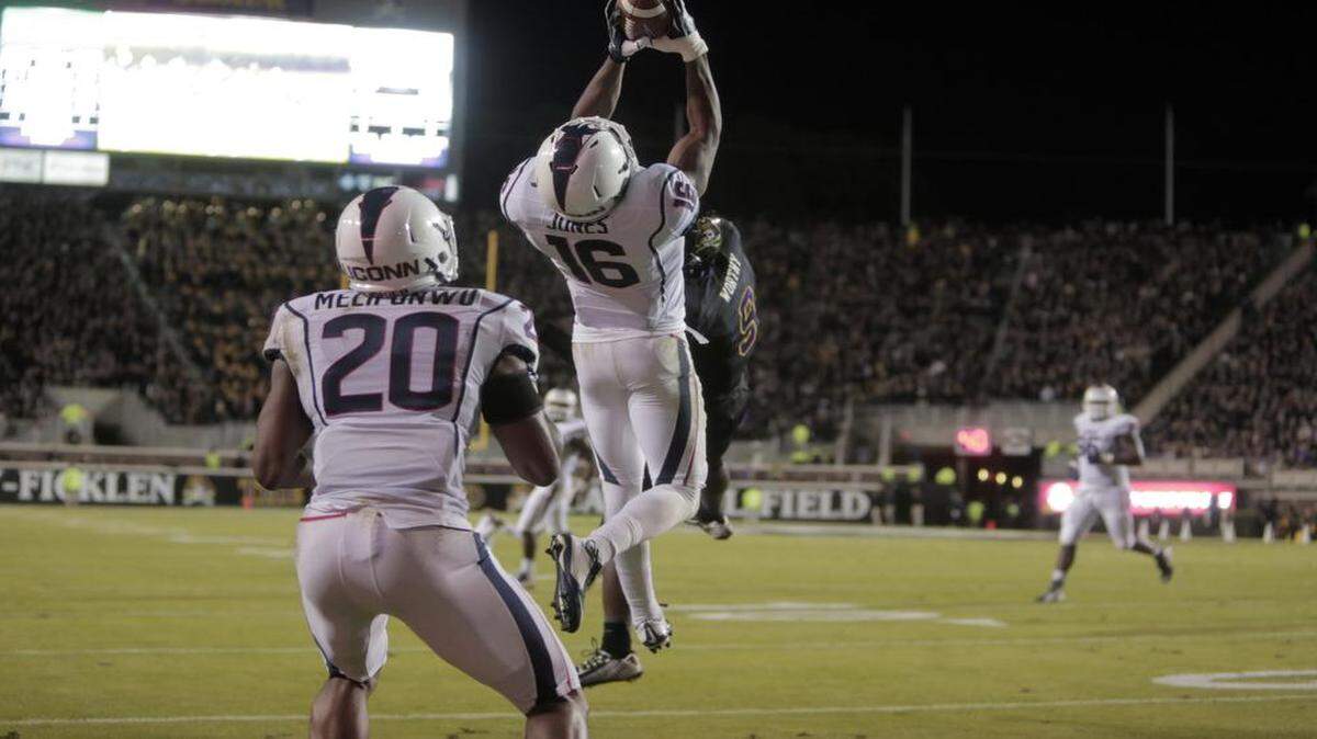 
Connecticut’s Byron Jones (16) intercepted a pass against East Carolina on Oct. 23 in Greenville, N.C.
