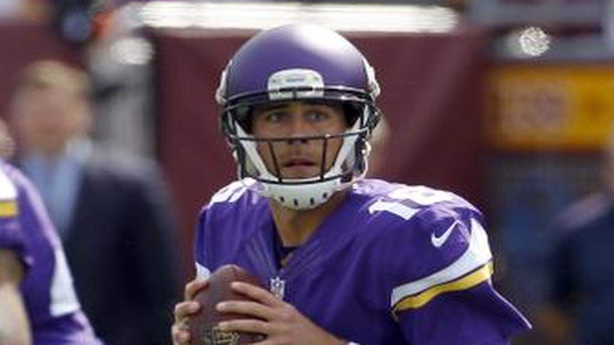 
Minnesota Vikings quarterback Matt Cassel (right) is out for the season with broken bones in his foot.



