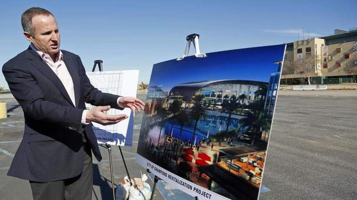 
Chris Meany, senior vice president of Hollywood Park Land Co., last week unveiled an architectural rendering of a proposed NFL stadium at Hollywood Park in Inglewood, Calif. 
