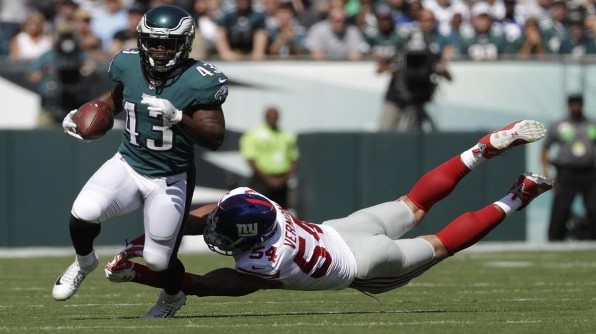 Philadelphia Eagles running back Darren Sproles tried to slip past the Giants’ Olivier Vernon during the first half of Sunday’s game.