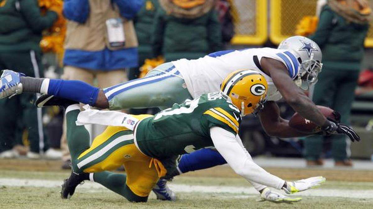 
Dallas Cowboys wide receiver Dez Bryant appeared to make a catch against Green Bay Packers cornerback Sam Shields during Sunday’s game.
