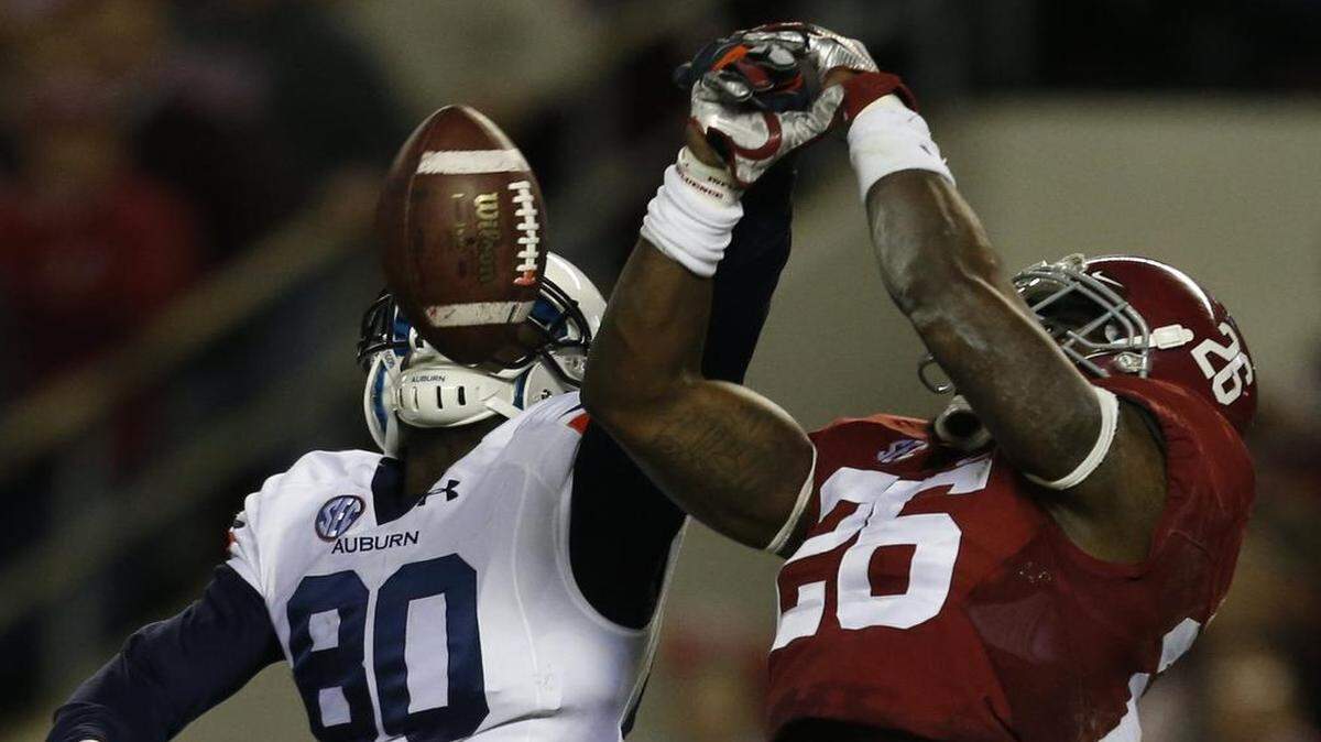 
Alabama defensive back Landon Collins (right) broke up a pass intended for Auburn wide receiver Marcus Davis during the 2014 Iron Bowl.
