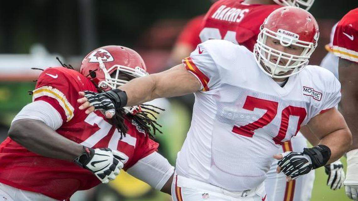 
Mike DeVito (right) has agreed to restructure his contract with the Chiefs.
