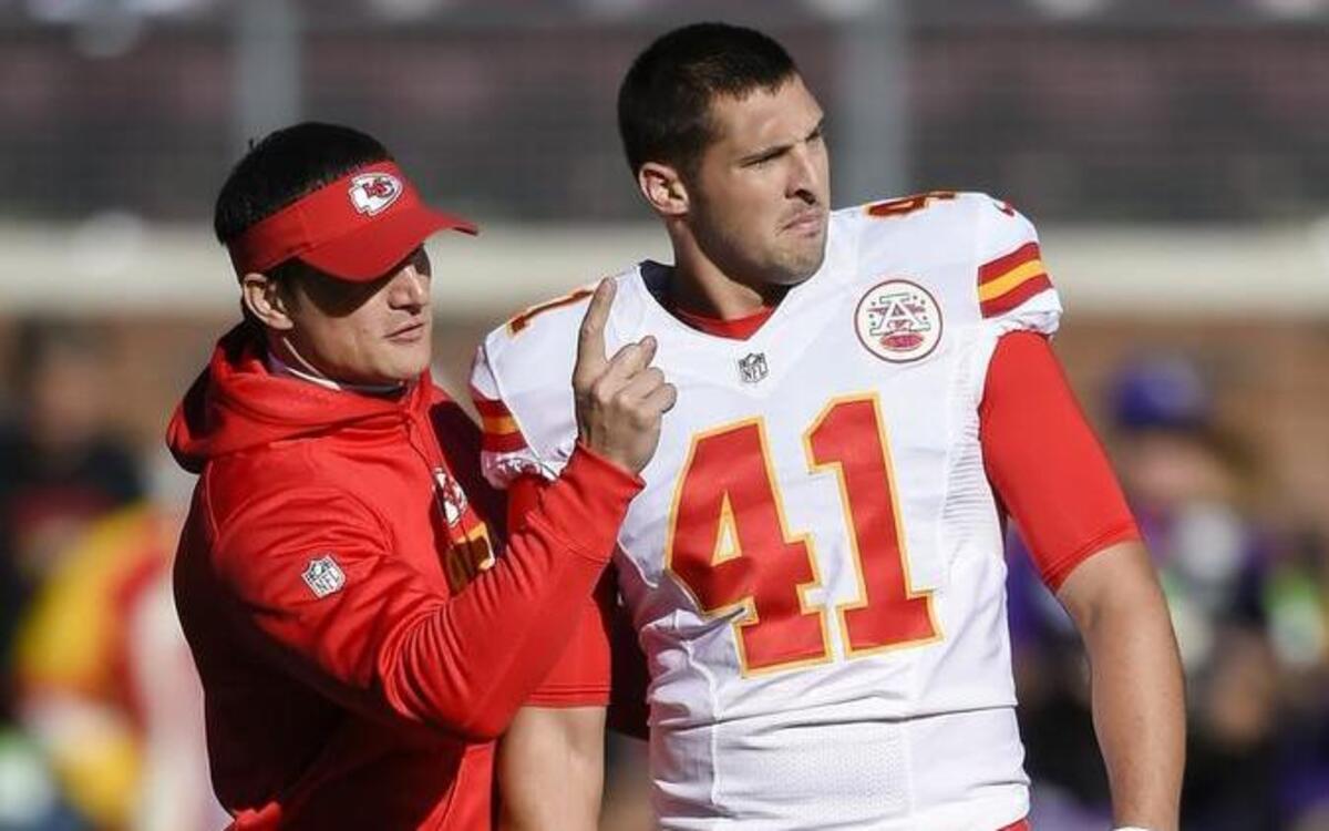Kansas City Chiefs long snapper James Winchester (41) spoke with assistant special teams coach Brock Olivo before a game in 2015.