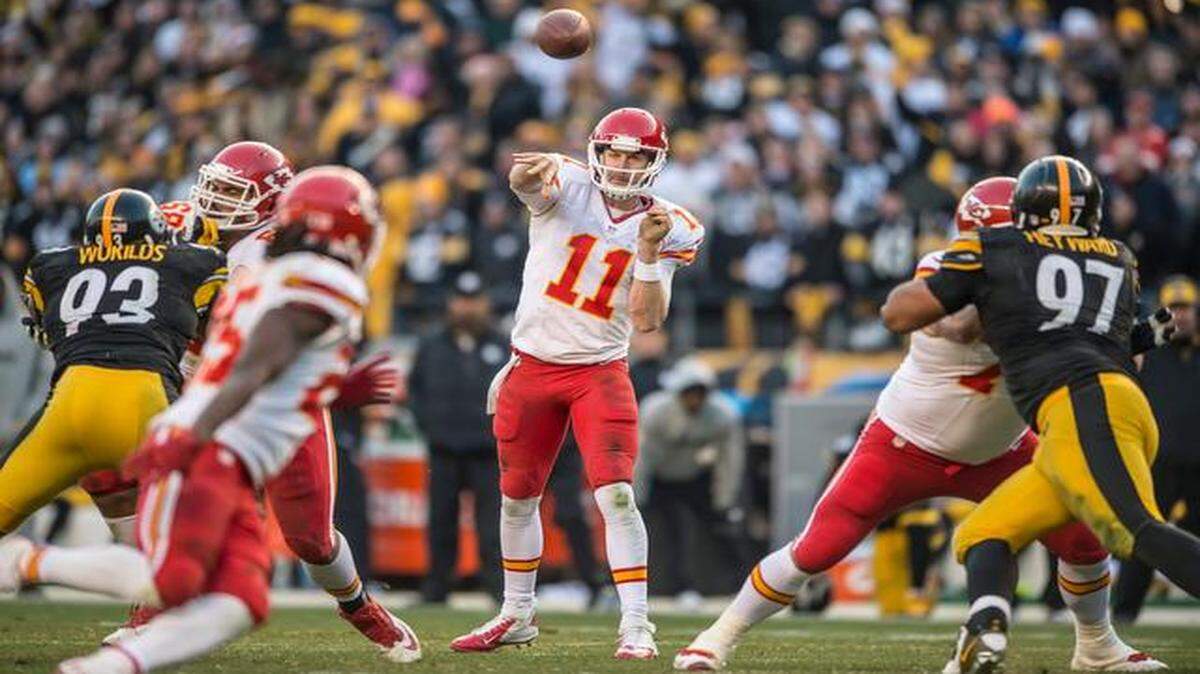 
Chiefs quarterback Alex Smith (11) threw for 311 yards Sunday in the 20-12 loss to the Pitttsburgh Steelers but failed to punch the ball into the end zone even once.
