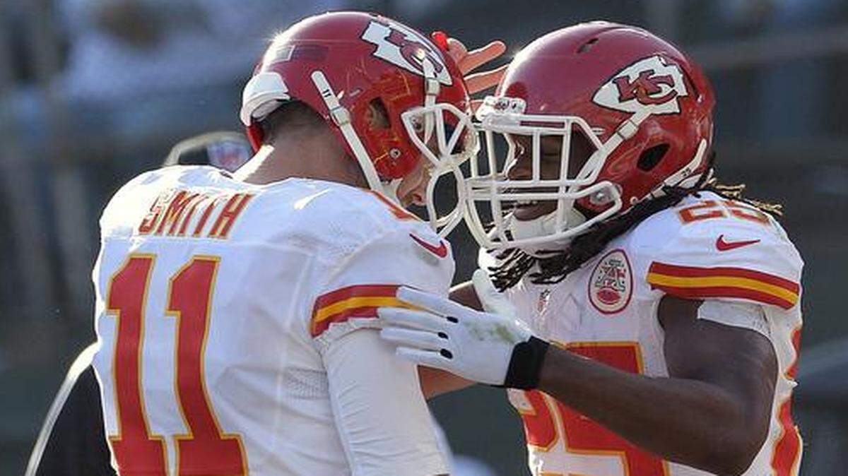 
Kansas City Chiefs quarterback Alex Smith (left) and running back Jamaal Charles, who celebrated a touchdown last year, won’t play in Thursday’s preseason finale.

