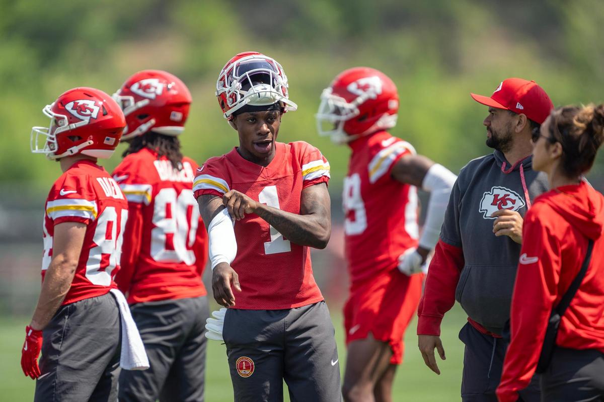 Chiefs wide receiver Xavier Worthy (1) gets warmed up during practice on Wednesday, June 4, 2025, at the team’s training complex in Kansas City.