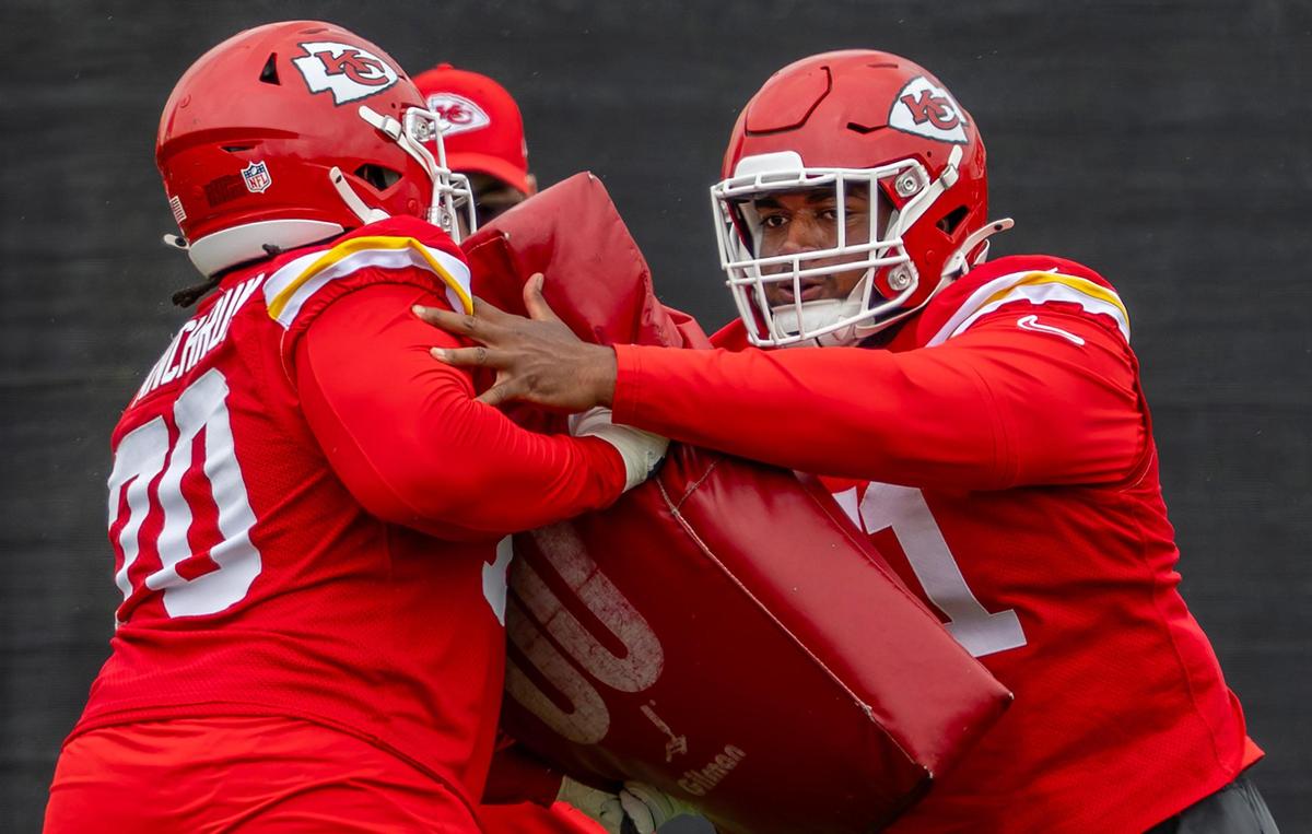 Kansas City Chiefs offensive lineman rookie Josh Simmons (71) runs through drills during practice at the Chiefs’ training facility Thursday, May 29, 2025, in Kansas City.