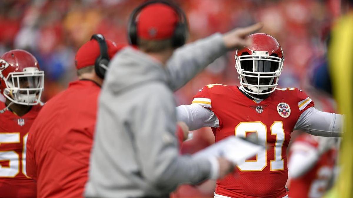 Kansas City Chiefs linebackers coach Gary Gibbs, left, signaled to Kansas City Chiefs outside linebacker Tamba Hali (91) to enter the game against the Buffalo Bills on Nov. 26, 2017, at Arrowhead Stadium in Kansas City, Mo.