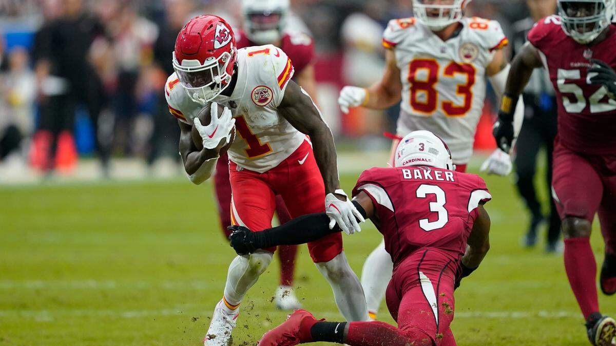 Kansas City Chiefs running back Jerick McKinnon (1) runs against Arizona Cardinals safety Budda Baker (3) with teammate Noah Gray (83) in the background during the second half of an NFL football game, Sunday, Sept. 11, 2022, in Glendale, Ariz.