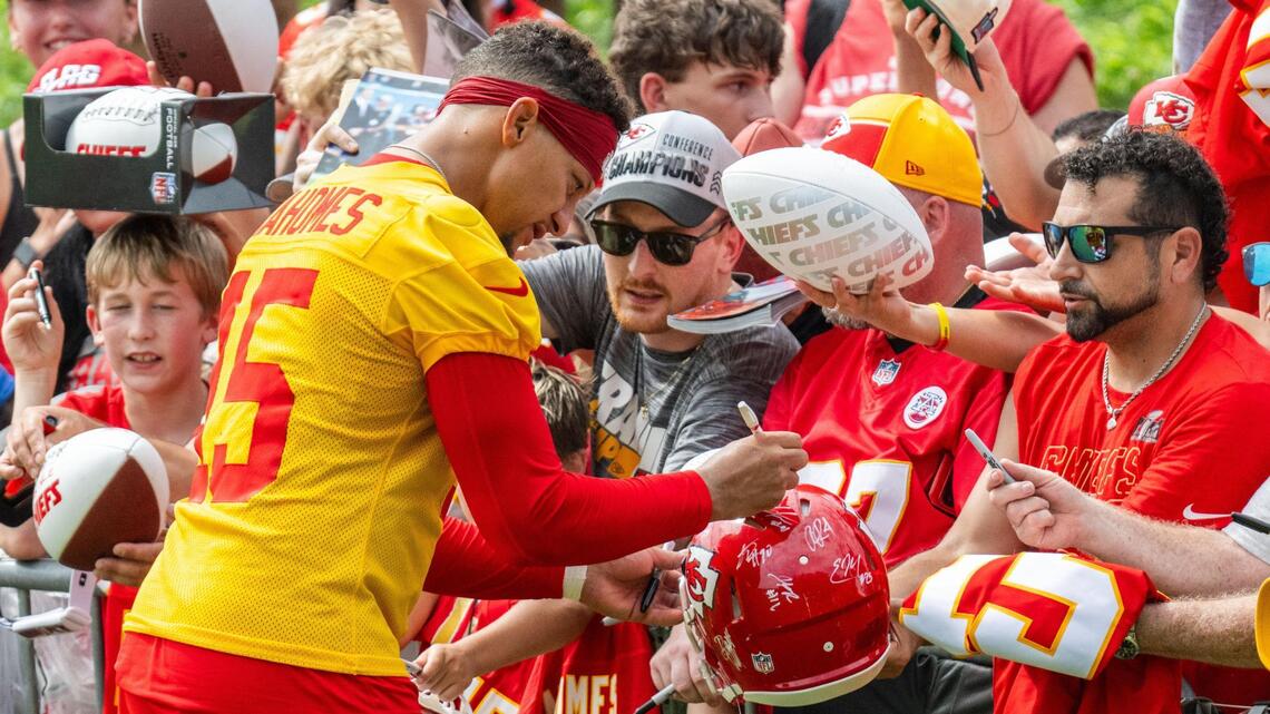 Chiefs release training camp schedule, including planned autograph sessions