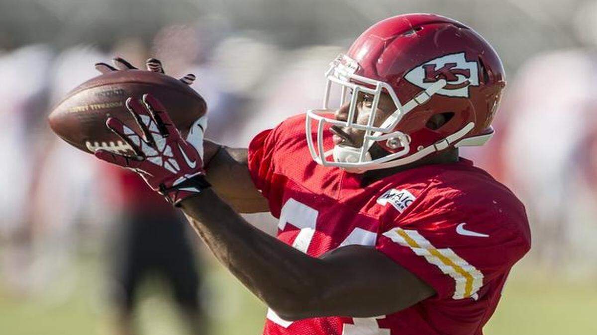 
Kansas City Chiefs running back Knile Davis caught a pass during training camp.
