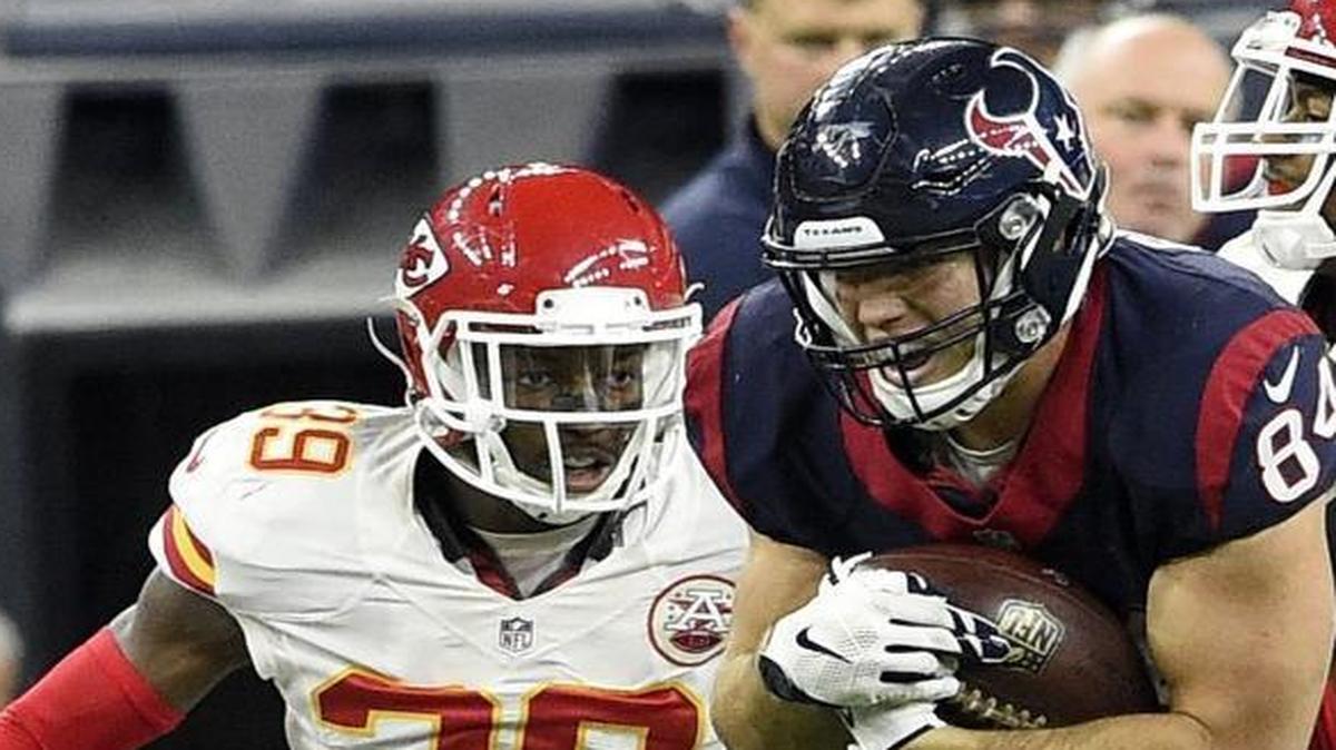 Kansas City Chiefs free safety Husain Abdullah (left) and cornerback Sean Smith tackled Houston Texans tight end Ryan Griffin during a playoff game earlier this year. Abdullah announced his retirement on Monday.