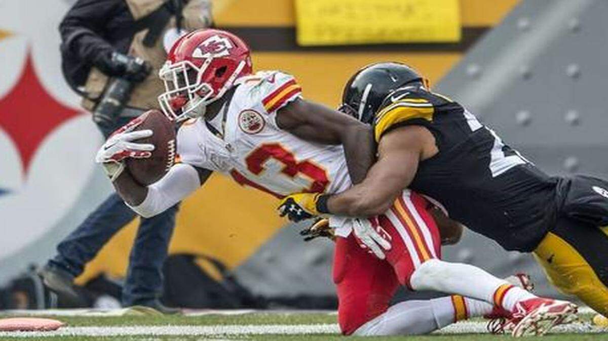 
It was ruled that the Chiefs’ De’Anthony Thomas (above) came up short of the first-down marker on third down in the second quarter Sunday. The Chiefs then went for it on fourth down at the Pittsburgh 12 but failed to get the first down.
