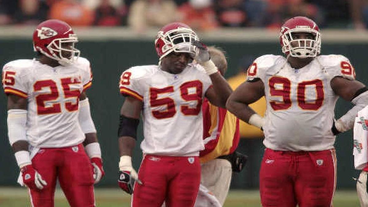 Former Chiefs linebacker Shawn Barber (center), shown here during a 2003 game aginst the Cincinnati Bengals, still lives in Kansas City while he completes a scouting internship with the Philadelphia Eagles.