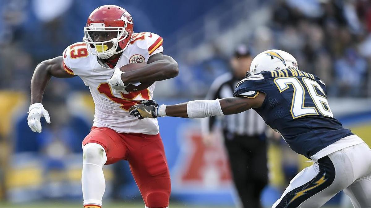 Kansas City Chiefs wide receiver Jeremy Maclin picked up 12 yards on a fourth quarter catch while being defended by San Diego Chargers cornerback Casey Hayward on January 1, 2017, at Qualcomm Stadium in San Diego. The Chiefs won 37-27.