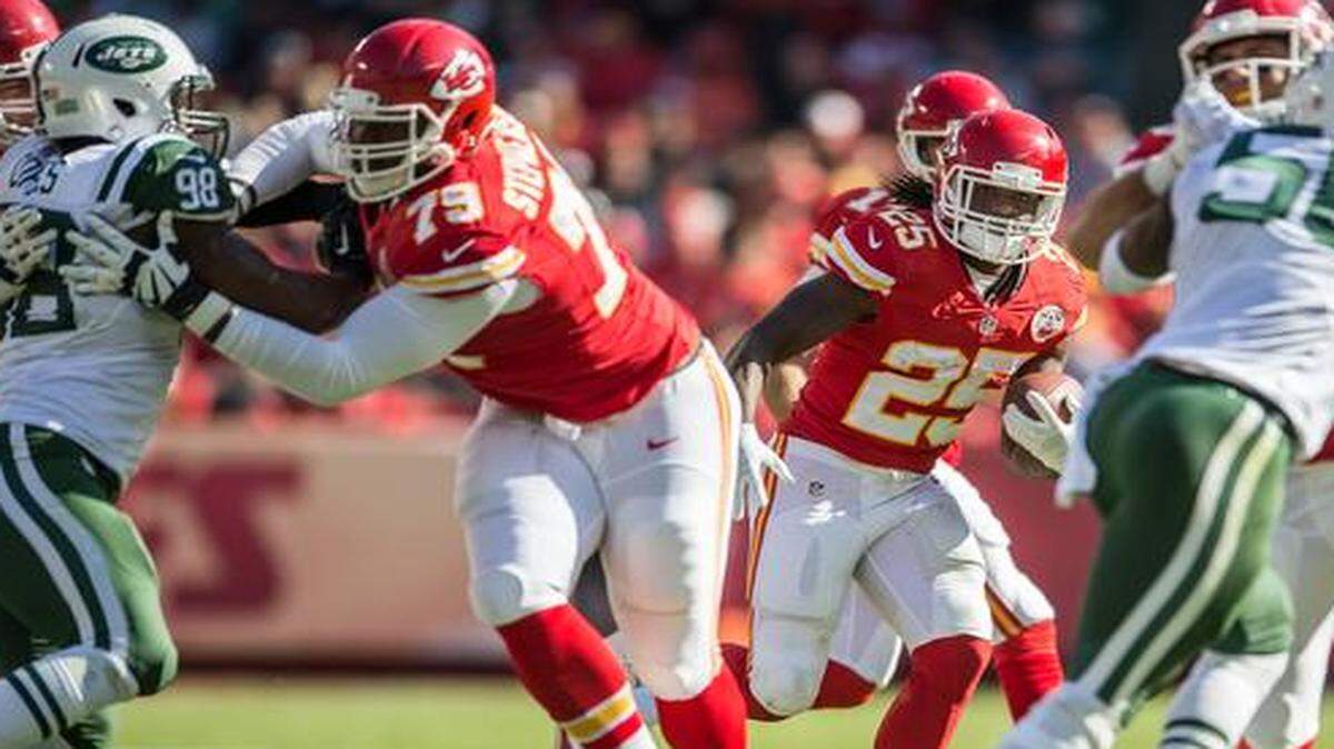 
Tackle Donald Stephenson and the rest of the Chiefs’ offensive line not only kept the Jets off Alex Smith, they also opened up holes for running back Jamaal Charles (center).
